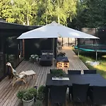 Casa vacanze Retro Woodland With Modern Twist Amidst Trees *