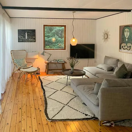 Holiday home Retro Woodland With Modern Twist Amidst Trees