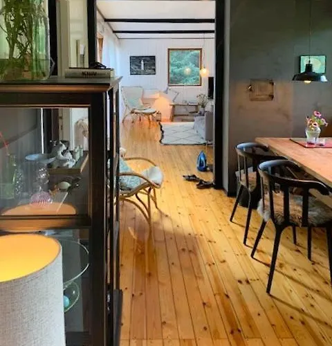 Retro Woodland With Modern Twist Amidst Trees Σπίτι διακοπών