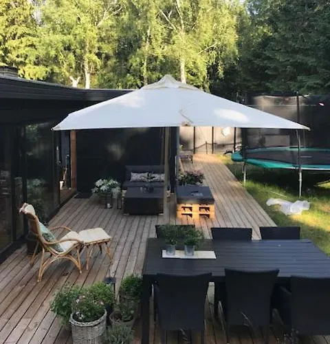 Σπίτι διακοπών Retro Woodland With Modern Twist Amidst Trees *