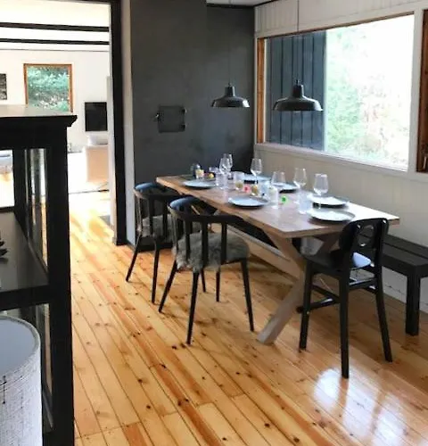 Σπίτι διακοπών Retro Woodland With Modern Twist Amidst Trees *