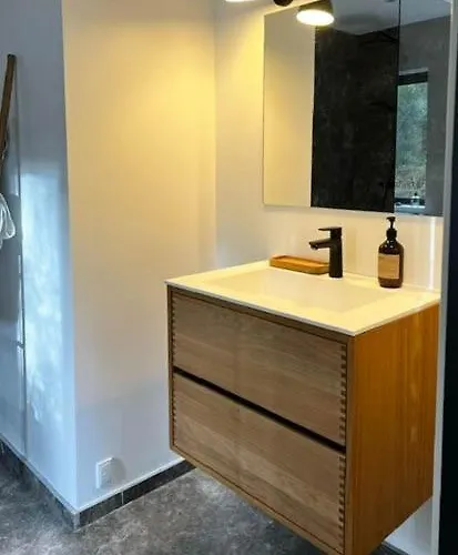 Σπίτι διακοπών Retro Woodland With Modern Twist Amidst Trees *